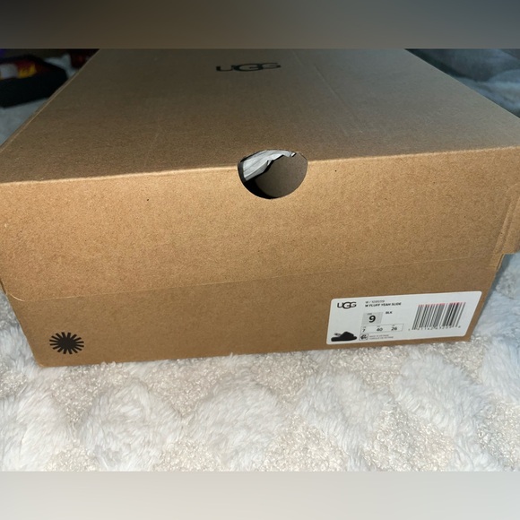 Women’s UGG® Fluff Yeah Genuine Shearling
Slingback Sandal in Black • Size 9 - Picture 11 of 12